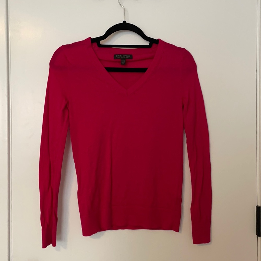 Pink V-neck sweater with detailing!